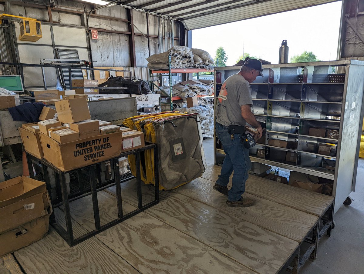 michellemarj's tweet photo. Adding smalls destinations on the Marshalltown Local sort to minimize handles in Des Moines and Davenport. Thank you to Joe and the Marshalltown team for a smooth deployment!! #DSI #smallsareBIG @jorge_valadez_5 @Mattso3000 @thuberb22 https://t.co/r1CWPDbILy