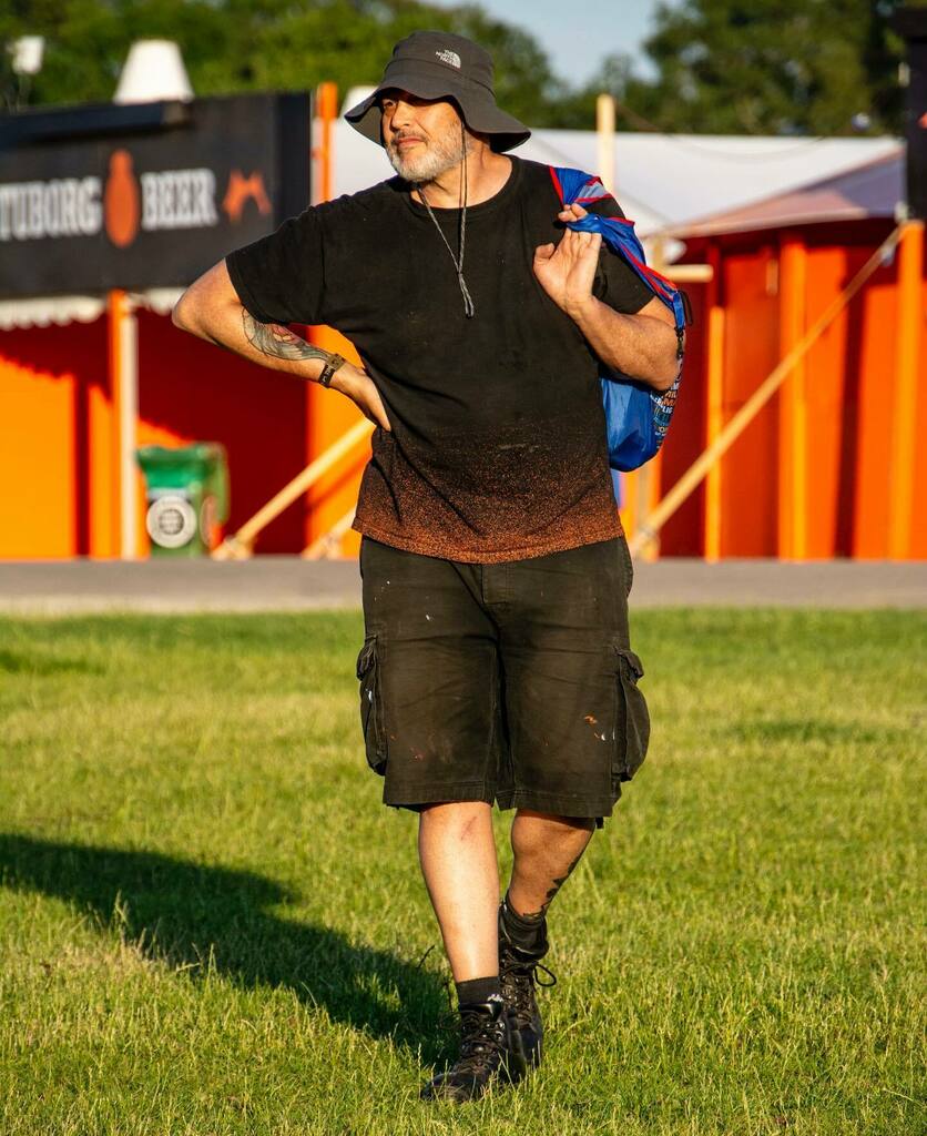 mingoschmode's tweet photo. Orange fashion - here the model is working the black with occasional orange spots. Always bring your bag and protection from the sun 😂😂
Thanks @jensraadal for the photo 
.
#rf50 #rf #roskildefestival #roskildefestival2022 #buildup @jensraadal https://t.co/jY4vCmffpE https://t.co/GN9mgjJLxu