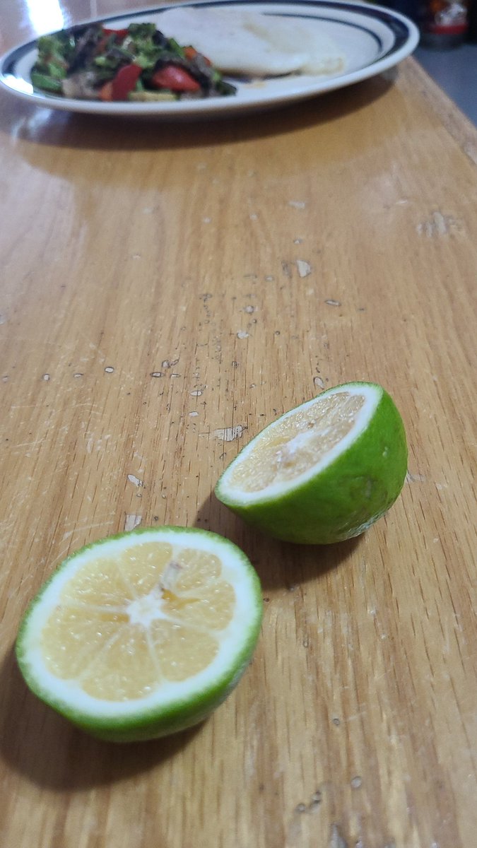 MilckFelipe's tweet photo. Le iba a echar limón y resultó ser una naranja jsjsjsjs https://t.co/P3YKg2nm1T