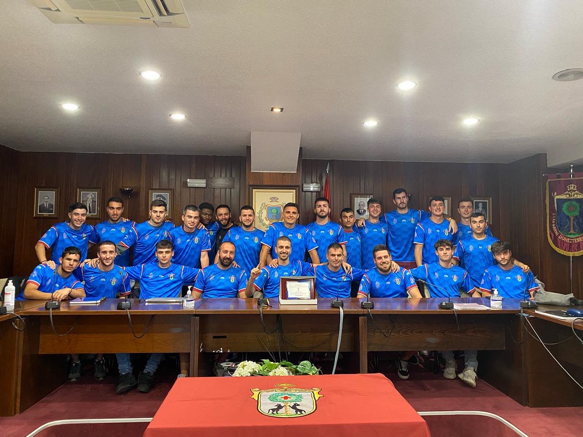 SDEtxebarri's tweet photo. •Eskerrik asko @EtxebarriBizi gure bigarren taldeari lehen mailara igotzea lortu ondoren egindako harreragatik.
•Muchas gracias a @EtxebarriBizi por el recibimiento hecho a nuestro segundo equipo tras la consecución del ascenso a primera.
Aupa Etxebarri!🔴🔵 https://t.co/hraYgYAW5e