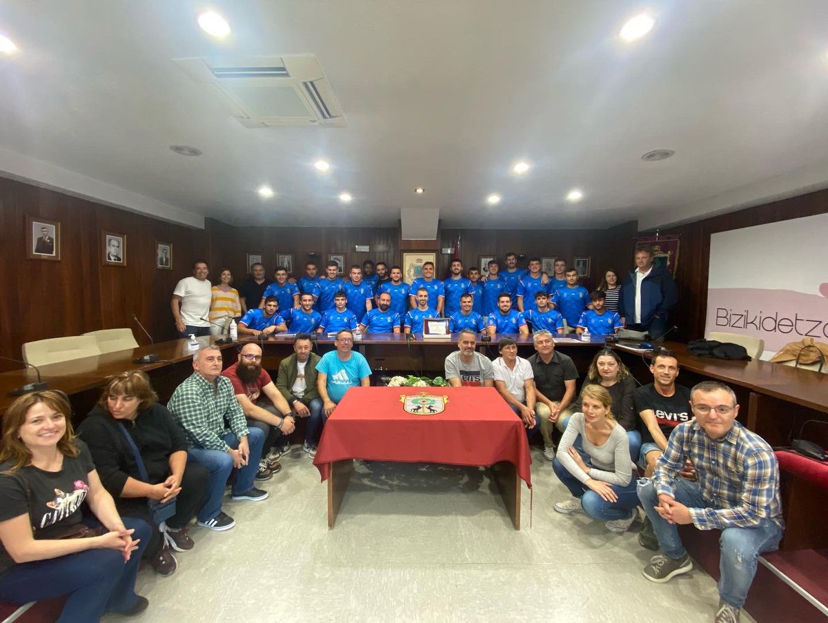 SDEtxebarri's tweet photo. •Eskerrik asko @EtxebarriBizi gure bigarren taldeari lehen mailara igotzea lortu ondoren egindako harreragatik.
•Muchas gracias a @EtxebarriBizi por el recibimiento hecho a nuestro segundo equipo tras la consecución del ascenso a primera.
Aupa Etxebarri!🔴🔵 https://t.co/hraYgYAW5e