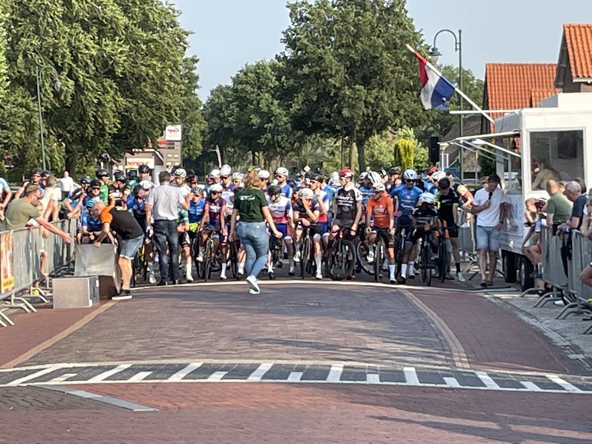 RoelComp's tweet image. Het A peloton in de startblokken bij de ZAC wielerwedstrijd in Rouveen. Heb in elektrische auto van Garage Korterink voor mogen rijden. Net voor de regenbuien gefinischt, na een mooie wedstrijd