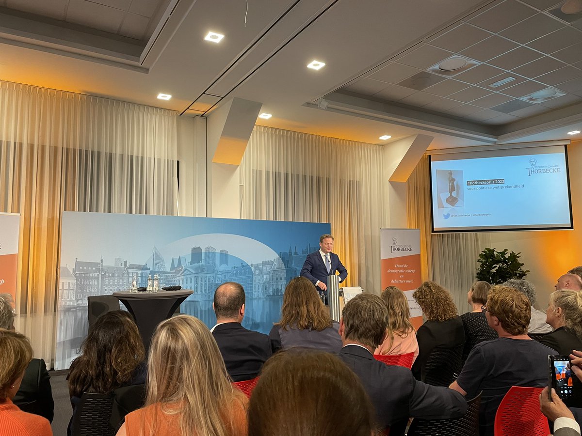 petrahabets's tweet image. En vanavond wederom een prachtige activiteit in deze mooie week van ontmoeting, overpijnzing en debat: de uitreiking van de #thorbeckeprijs door de @ver_thorbecke na inspirerende lezing door @LodewijkA en net zo inspirerend co-referaat door @talithamuusse aan @PieterOmtzigt 👍