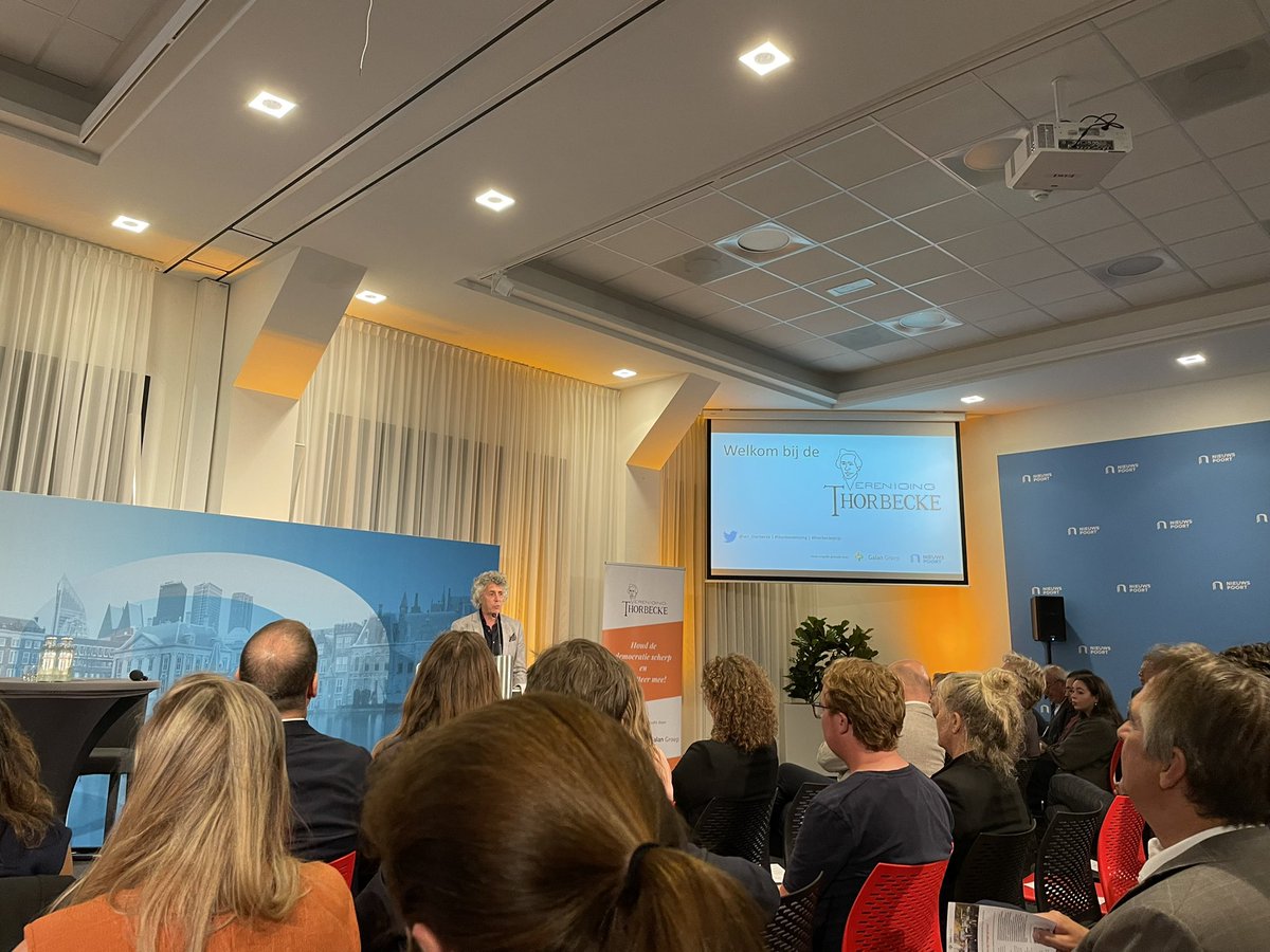petrahabets's tweet image. En vanavond wederom een prachtige activiteit in deze mooie week van ontmoeting, overpijnzing en debat: de uitreiking van de #thorbeckeprijs door de @ver_thorbecke na inspirerende lezing door @LodewijkA en net zo inspirerend co-referaat door @talithamuusse aan @PieterOmtzigt 👍