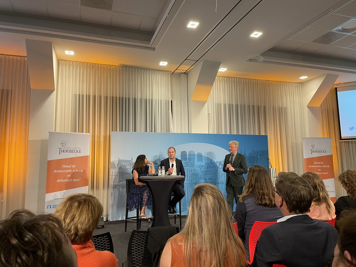 petrahabets's tweet image. En vanavond wederom een prachtige activiteit in deze mooie week van ontmoeting, overpijnzing en debat: de uitreiking van de #thorbeckeprijs door de @ver_thorbecke na inspirerende lezing door @LodewijkA en net zo inspirerend co-referaat door @talithamuusse aan @PieterOmtzigt 👍