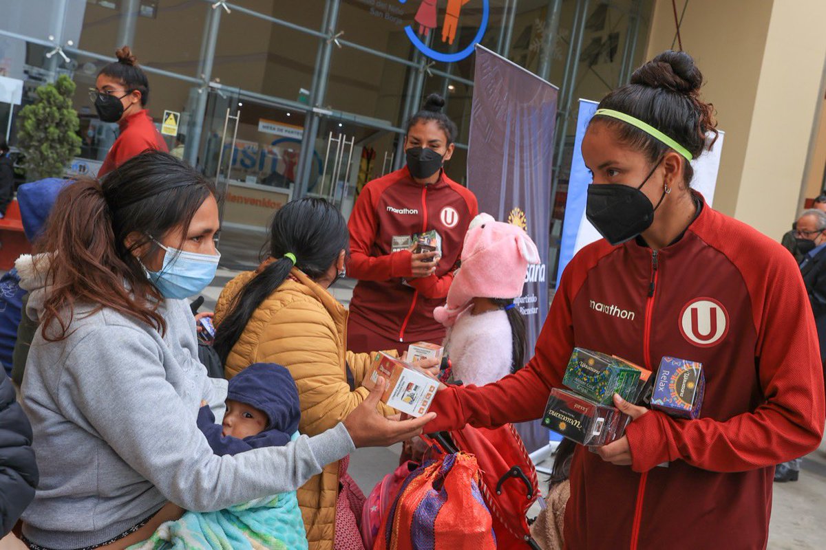 Wawasana_Peru's tweet photo. Nuestro fundador @AlfredoMenacho9 junto a las Leonas Kimberly Flores, Adriana Muñoz y Karla López entregaron 400 kits de infusiones de plantas medicinales en beneficio de los niños del @INSN_oficial y de sus madres que los acompañan en el albergue mientras dura su tratamiento. https://t.co/J4SheLODhD