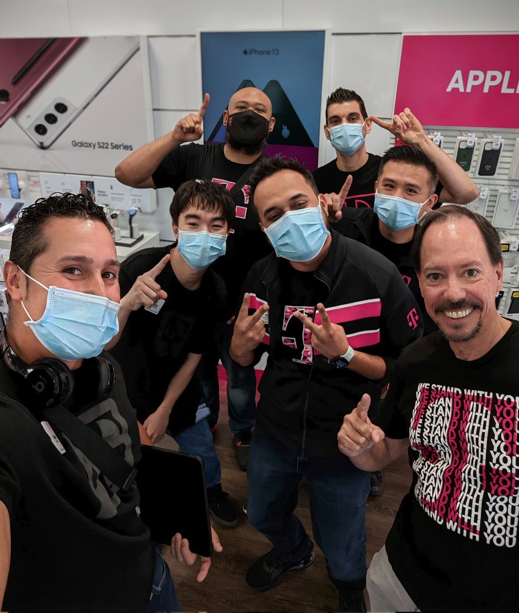 #ThisIsCalvine had a Magical visit from <a href="/FrankAkers/">Frank Akers</a> today! #BelievingIsMagic 
#OneTeamTogether #MambaMentality 
<a href="/leba99/">Abel Santana</a> <a href="/WorkDJIke/">Ike J</a> <a href="/pvotran/">Paul Vo-Tran</a>