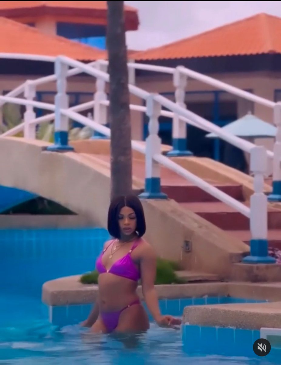 Strongaddob's tweet photo. Liquorose new reel on Instagram🔥🔥🔥🔥🔥. The skin is skinning and the body is bodying cos what? The hotness just burnt my plantain 🥺😭. 💙💙💙 Rixari keeps doing the most.. #Liquorose #EmiLion https://t.co/FtLvYBBtXi