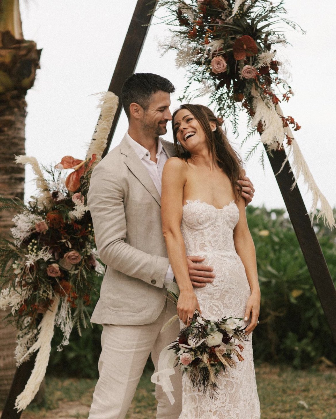 Portal OTH Brasil a Twitter: "📸 | Fotos do casamento de James Lafferty e  Alexandra Park que aconteceu no dia 23 de Junho no Havaí ♥️  https://t.co/dnUr4QLGID" / Twitter
