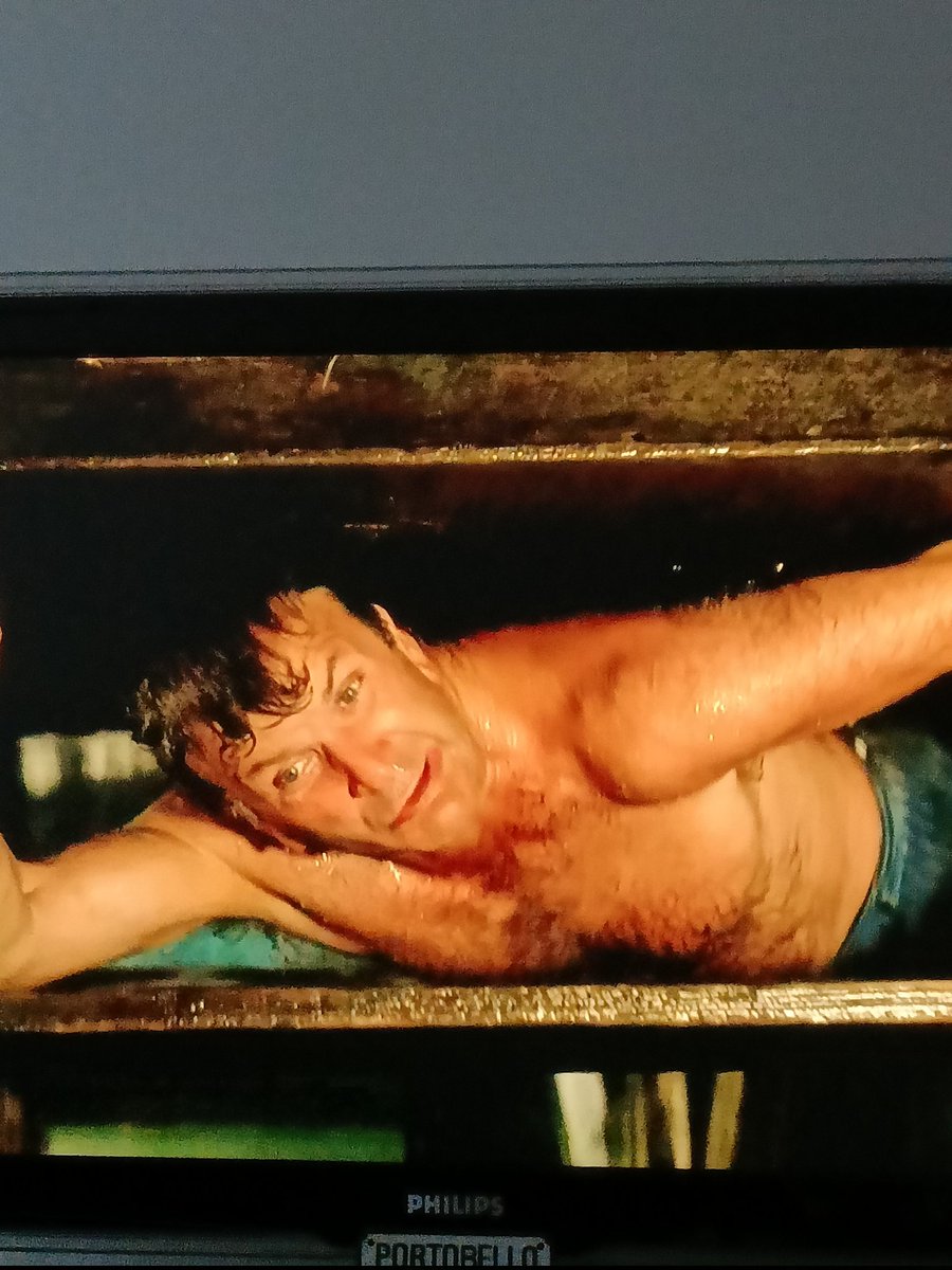 CR0707's tweet photo. @starragolequipe en plein séance de natation ! #chefchodard #7ecompagnie @TF1 https://t.co/B9KuDbqYgo