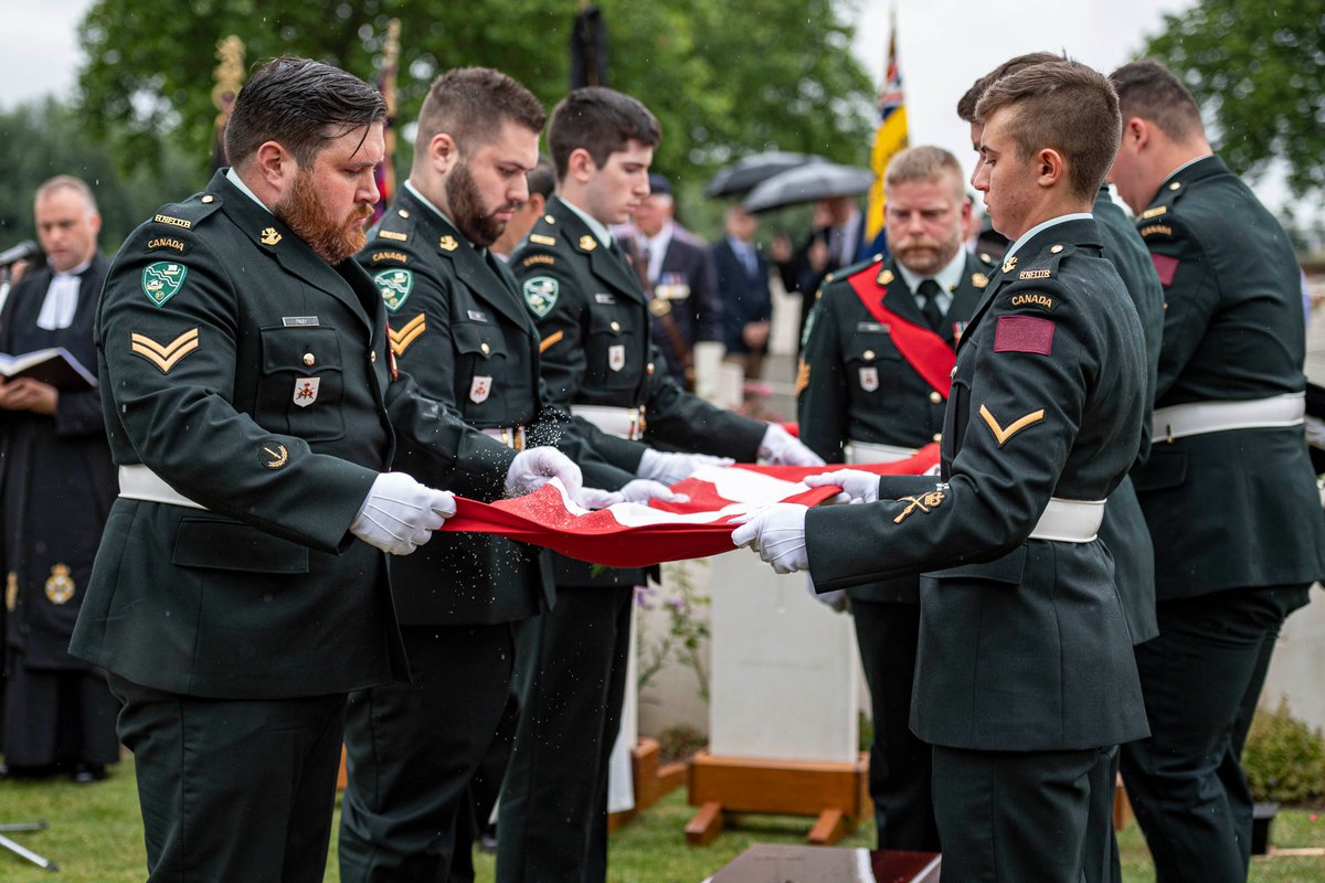 Le #CanadaSeSouvient du soldat John Lambert du Newfoundland Regiment. Sa dépouille, trouvée en 2016, a été inhumée aujourd’hui en Belgique. #NoublionsJamais ce soldat et ceux dont le nom reste inconnu.