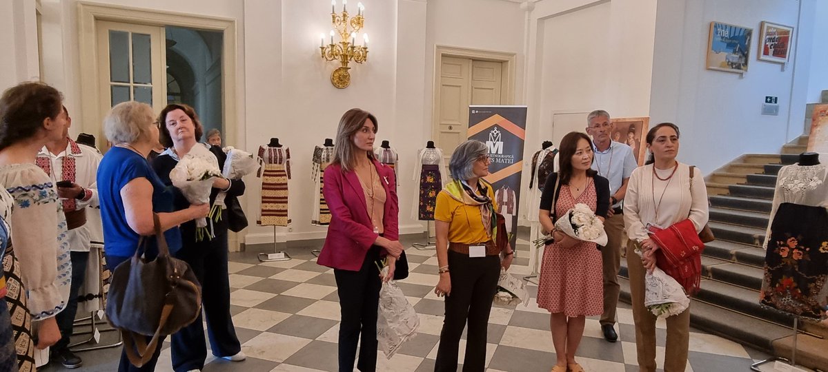 AntoanetaBarta's tweet photo. Very happy to accompany today fellow women ambassadors and diplomatic spouses to the exhibition on the 🇷🇴 traditional costume, organised by the Romanian Association in the 🇨🇿 at #Musaion. Rare, authentic and beautiful costumes from Argeş and Timiş counties on display. https://t.co/AZWuZtZGpN