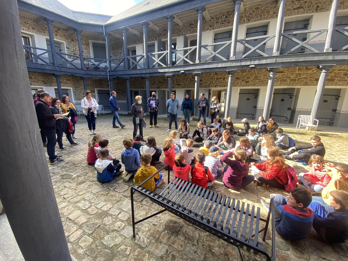 Emmanuel_Laot's tweet photo. Escape game patrimonial 🏛 sur la Prison @Ville_Guingamp &amp; danse contemporaine en lien avec le @CarreMagique : une journée 📆 💯%#EAC au @LeCnam_Inseac pour les 70 élèves @CMCoatreven , organisée par @MapieBernadac avant la présentation demain du projet #Minestory. @DAACBretagne https://t.co/MFvpJMgdfN