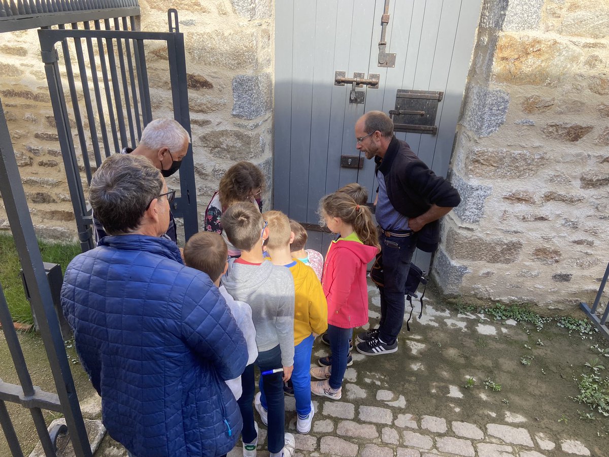 Emmanuel_Laot's tweet photo. Escape game patrimonial 🏛 sur la Prison @Ville_Guingamp &amp; danse contemporaine en lien avec le @CarreMagique : une journée 📆 💯%#EAC au @LeCnam_Inseac pour les 70 élèves @CMCoatreven , organisée par @MapieBernadac avant la présentation demain du projet #Minestory. @DAACBretagne https://t.co/MFvpJMgdfN