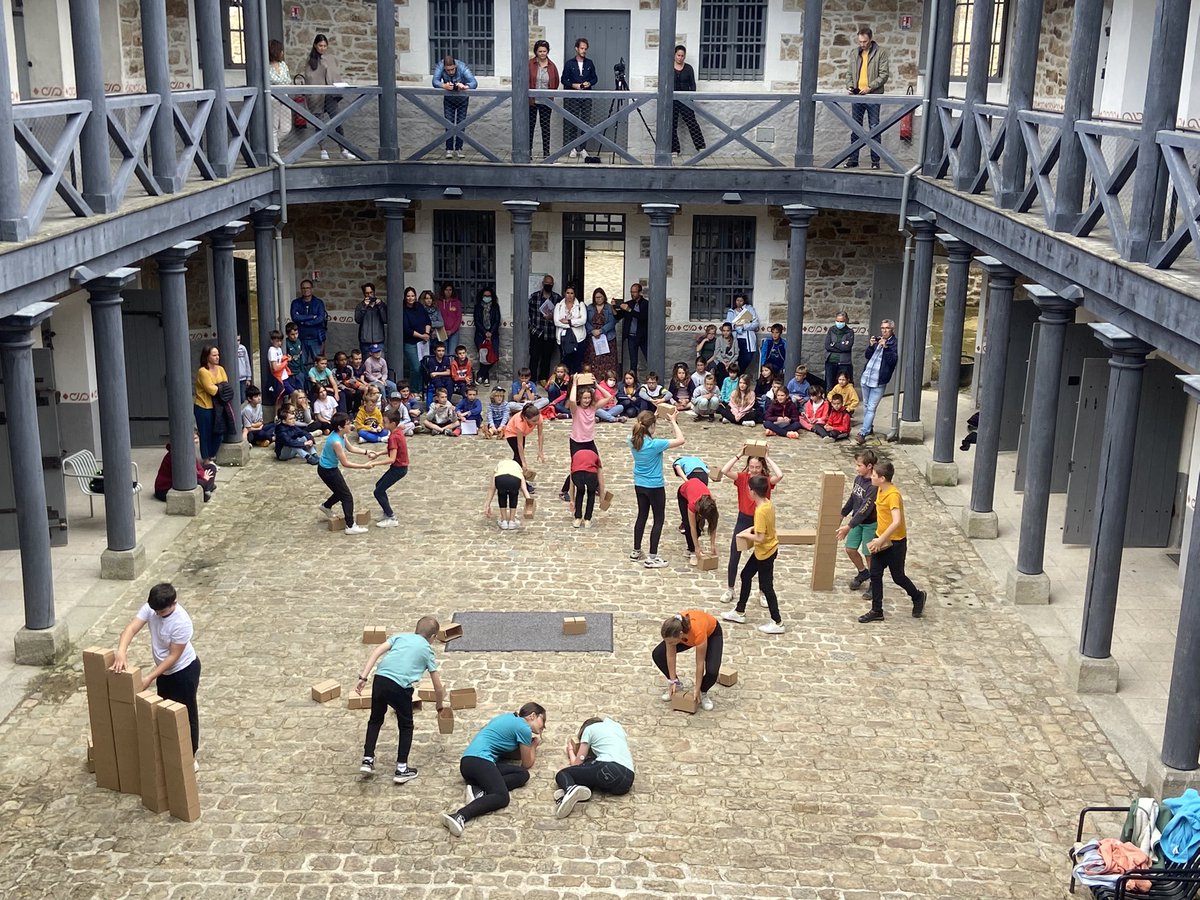 Escape game patrimonial 🏛 sur la Prison <a href="/Ville_Guingamp/">Ville de Guingamp</a> &amp; danse contemporaine en lien avec le <a href="/CarreMagique/">Carré Magique</a> : une journée 📆 💯%#EAC au <a href="/LeCnam_Inseac/">Le Cnam #InsEAC</a> pour les 70 élèves @CMCoatreven , organisée par @MapieBernadac avant la présentation demain du projet #Minestory. @DAACBretagne