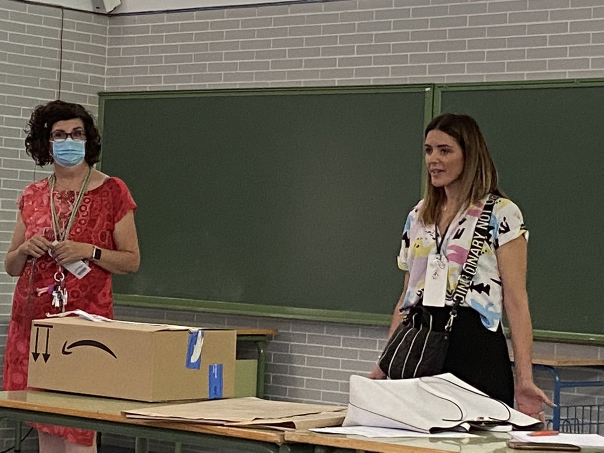 IESLaPazGranada's tweet photo. Mañana agridulce en el #IESLaPazGranada. Hoy despedimos a las compañeras @cpatriciadp y Yolanda García. Gracias por vuestro trabajo y los mejores deseos para esta nueva etapa que comienza 💔 https://t.co/45wWVPMGrI