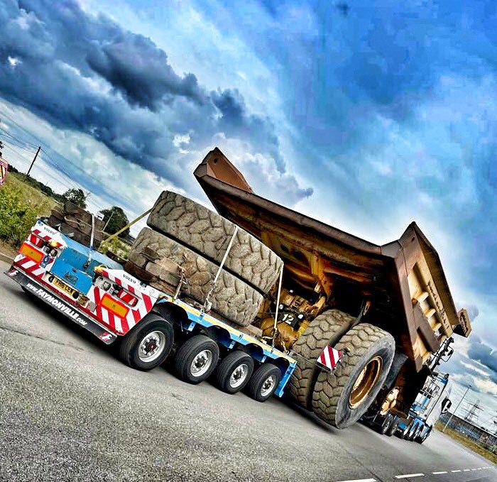 O5OGT's tweet photo. Thursday Loaded ready for #BigMoveFriday customer move 
@CaterpillarInc 777 for @Collins_Earth Transport’s @VolvoTrucks FH16 750 back to Ripley HQ
 
These two combined now £4250 in Diesel to fill 
Good idea changing plant to white in April then doubling the cost👌🏼 Fuel Prices ⛽️ https://t.co/McyXvwXM7E