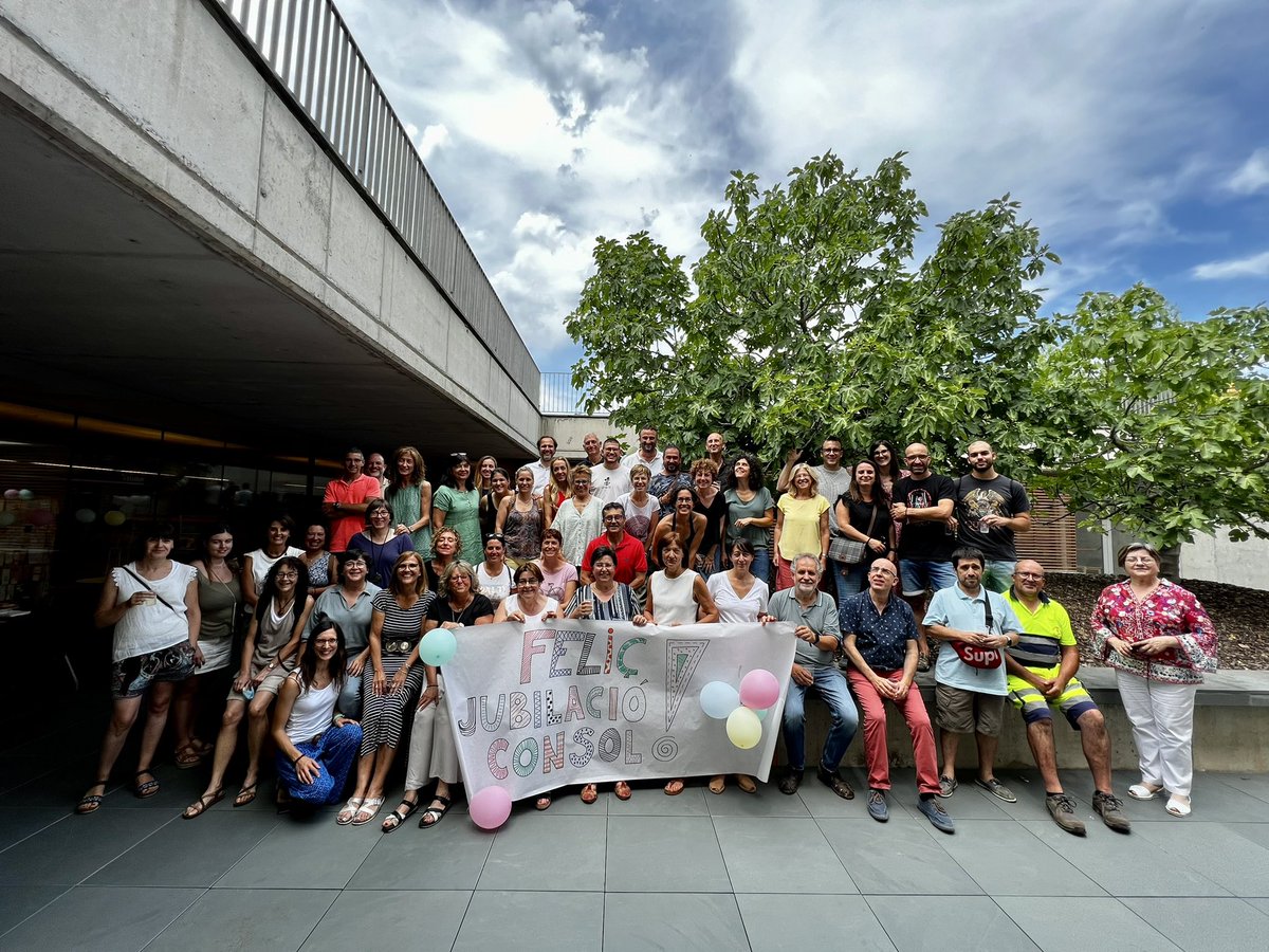🎉La Consol es jubila després de 42 anys a l’Ajuntament de #Llagostera.

🙌 L’equip de govern, l’oposició i el personal del consistori li desitgem una feliç nova etapa. 

Moltes gràcies per tots aquests anys de dedicació👏