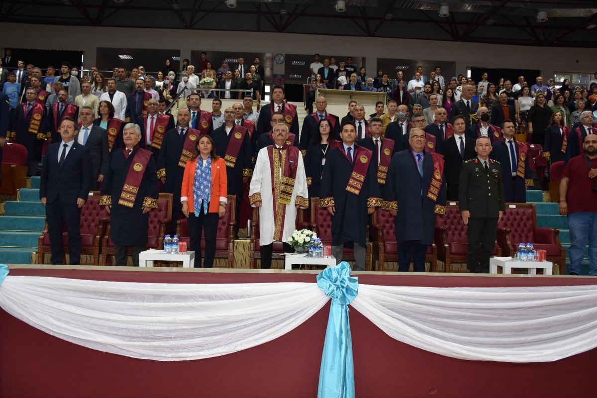 apolatduzgun's tweet photo. 📍Sağlık Bilimleri Üniversitesi, Gülhane

Sağlık Bilimleri Üniversitesi, Gülhane Tıp Fakültesi Mezuniyet Törenine katıldım. 

Genç meslektaşlarımı tebrik ediyor, yollarının, bahtlarının açık olmasını diliyorum.

Kıymetli ailelerinin mutlu ve gururlu günlerini kutluyorum. https://t.co/jofGVSLggn