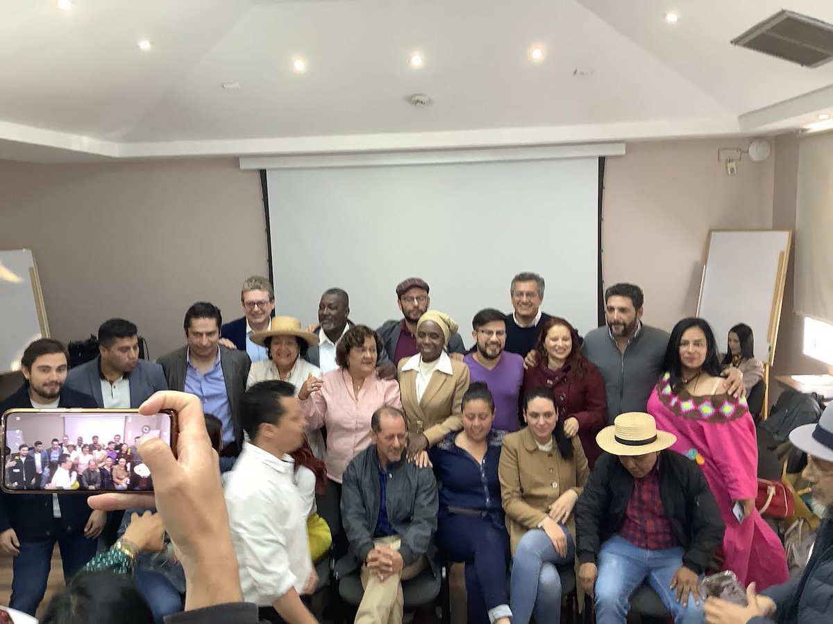 Wayunkerra's tweet photo. Construyendo la agenda legislativa de la Coalición del Pacto Histórico Empezamos el trabajo con el gobierno del pueblo Pronto convocaremos a la colombianidad en el exterior para  articular inicio de trabajo legislativo.  💪🏼@petrogustavo @petrogustavo @IvanCepedaCast @elespectador https://t.co/Xgv0ZlN1SL
