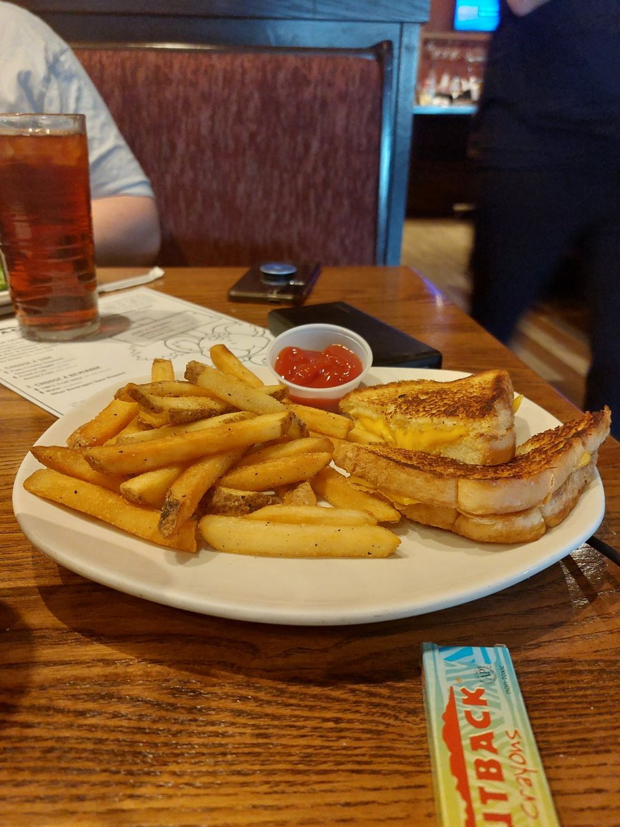 Moo30342010Alex's tweet photo. I'm having a fancy meal https://t.co/2iYCQZcY1Z