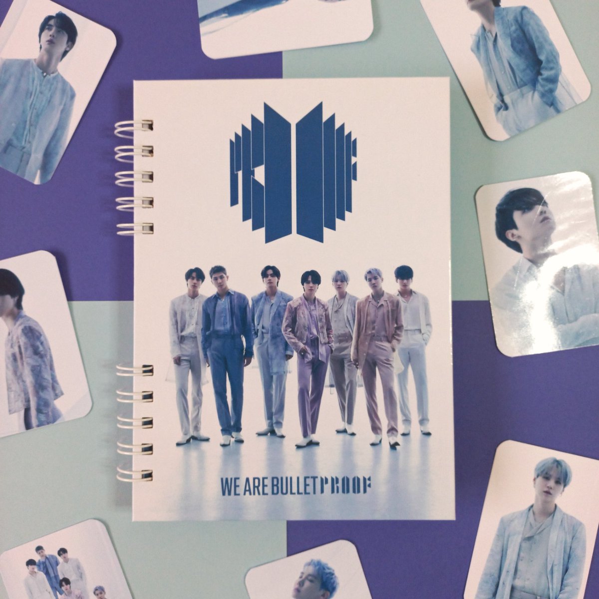 V3_KMimos's tweet photo. 💜 | Produto Novo

Caderno A5 do BTS - PROOF 📒

Os cadernos A5 da V3 são perfeitos para você que quer estudar, desenhar, fazer suas anotações ou até mesmo usá-lo como bullet journal (diário). Com 4 tipos de miolos (folhas) diferentes, você pode escolher aquele que melhor se + https://t.co/DpWkNjlne4