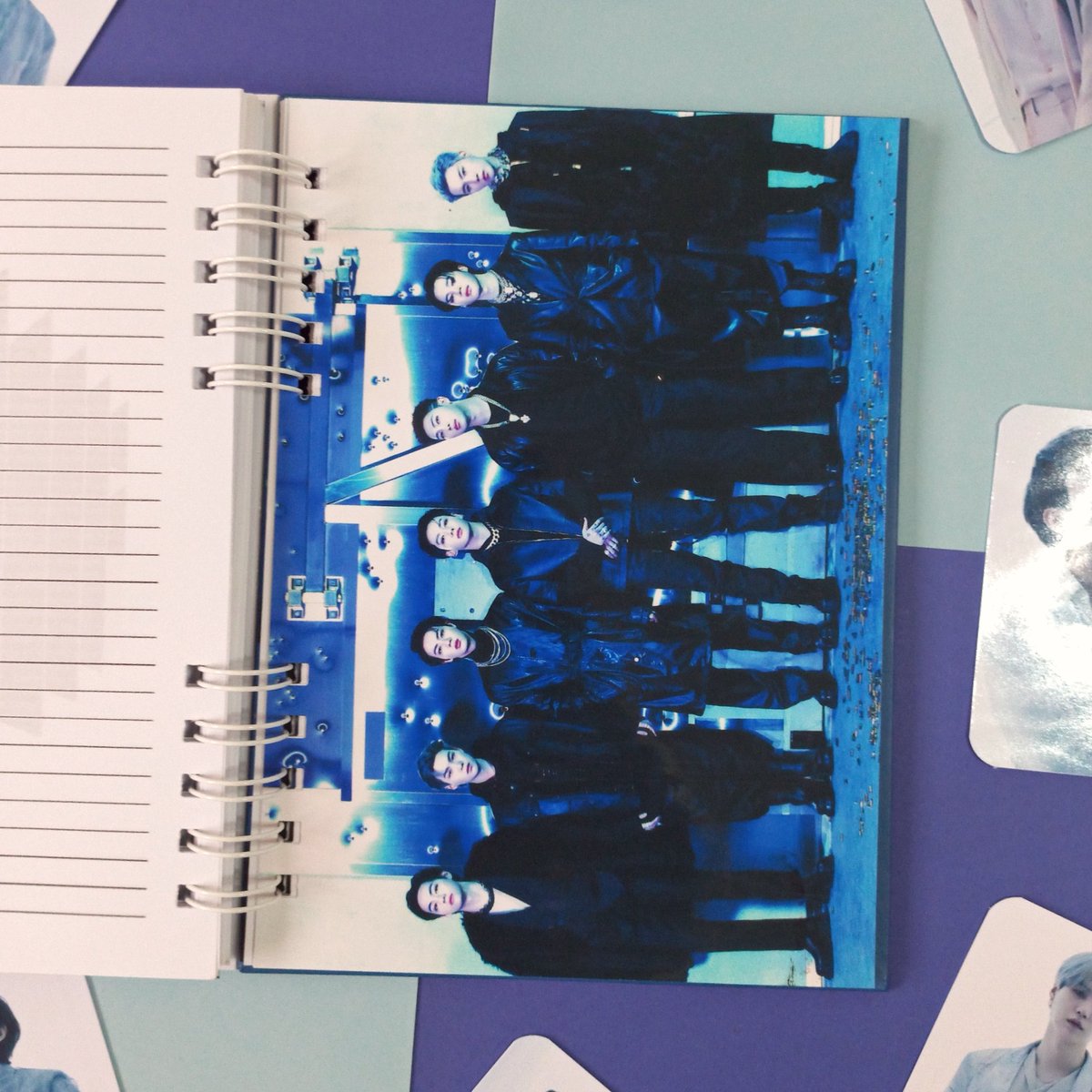 V3_KMimos's tweet photo. encaixa para você! 

O caderno A5 do BTS - PROOF ainda conta com um bolso em papel para você guardar suas anotações, photocards ou o que quiser. Além de 4 folhas divisórias com fotos que deixam o caderno ainda mais especial para todo o ARMY. https://t.co/HILeX82qaK