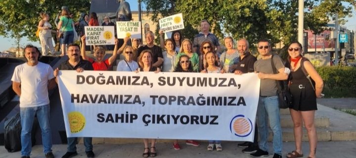 İstanbul'da ekoloji örgütleri ve yaşam savunucuları Erzincan İliç'te bulunan altın madeninin siyanür havuzunun patlayarak Fırat'a akmaya başlamasını protesto etti.
#FıratSiyanürAkıyor