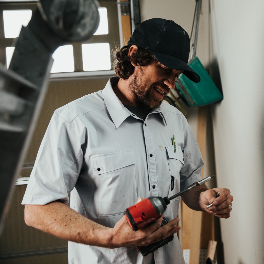 Truewerk's tweet photo. The Cloud Shirt delivers summer-approved comfort with moisture management that dries 4x faster than non-treated fabric. With full stretch and a professional feel, be ready for wherever the day takes you: https://t.co/Rpj2YND2cs
#truewerk #workwear #summergear https://t.co/YZDfSdAl2j