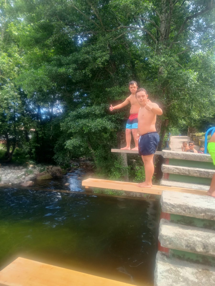 Salida del Servicio de Ocio Inclusivo, con aires veraniegos y en plena sierra de Gredos. La piscina natural de Arenas de San Pedro, nos ha permitido disfrutar en cada momento del día en compañía de amigos, profesionales e integrantes del programa de voluntariado.