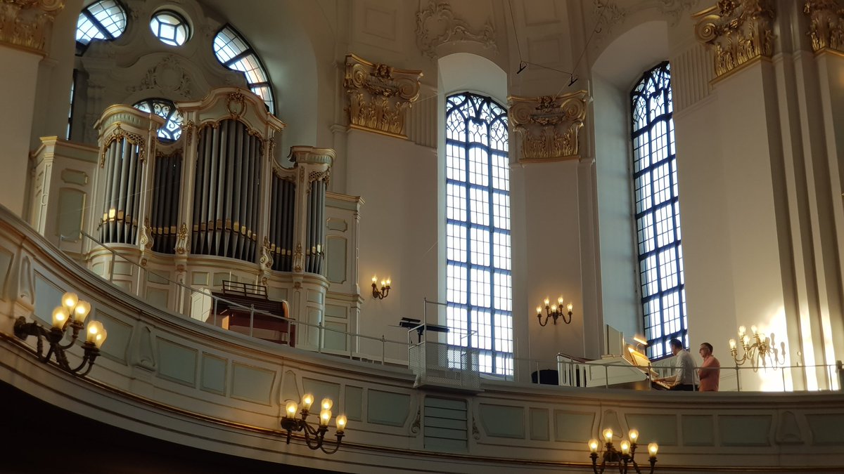 EpicentroY's tweet photo. Hoy he estado en la iglesia. Me han tocado el órgano.

#Hamburg #StMichaelis https://t.co/jfugr5Ozn7
