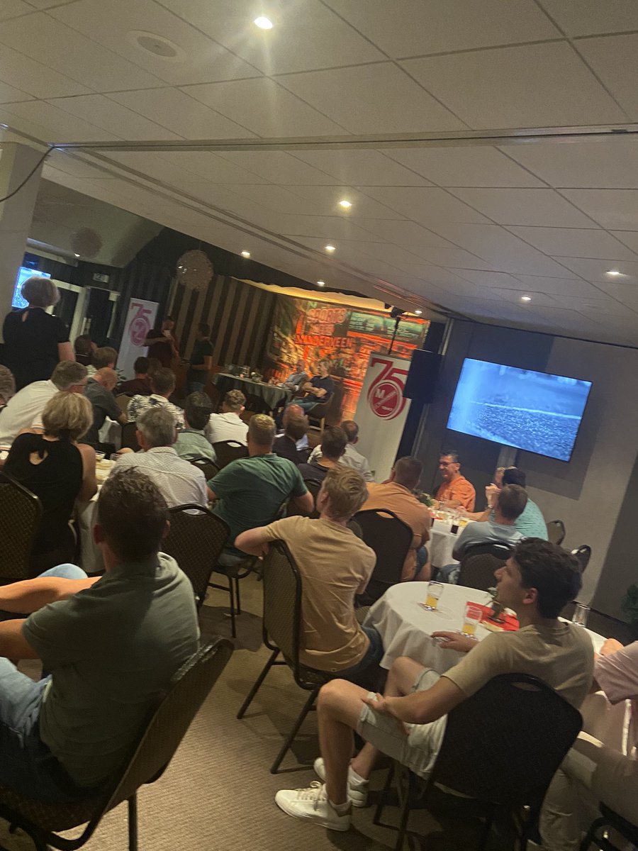 Mooi moment tijdens de afsluitende quiz. Van de 180 deelnemers weet hoofdsponsor Michel Wallerbosch de meeste vragen goed te beantwoorden. Hij wint een boek over Michel Boerebach, geschreven door gespreksleider Eddy van der Ley