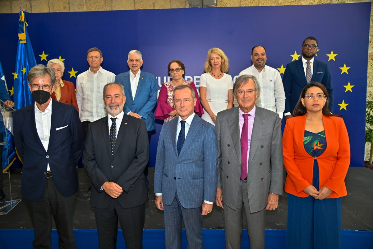 EmbUEenRepDom's tweet photo. La Unión Europea y sus Estados Miembros han otorgado el premio 🇪🇺 a los derechos humanos a la Magistrada @MGermanBrito en reconocimiento a su trayectoria al servicio de la justicia y su compromiso inequívoco por la lucha contra la corrupción y la impunidad.@ProcuraduriaRD https://t.co/W2yTEFd5Tm