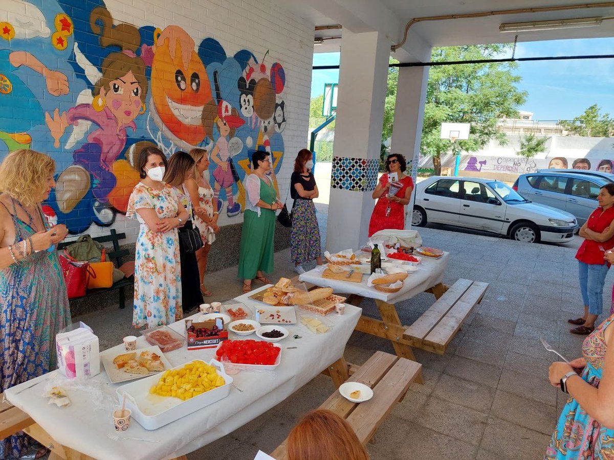 IESLaPazGranada's tweet photo. Gracias @cpatriciadp por estos obsequios tan entrañables en el día de tu despedida. Han sido 15 años de dedicación en el #IESLaPazGranada como #orientadora. Tu trabajo queda en cada detalle y rincón del #HuertoyJardín, así como en las #RRSS del centro @convigualdad @orienta_and https://t.co/bYwkE2ro5w