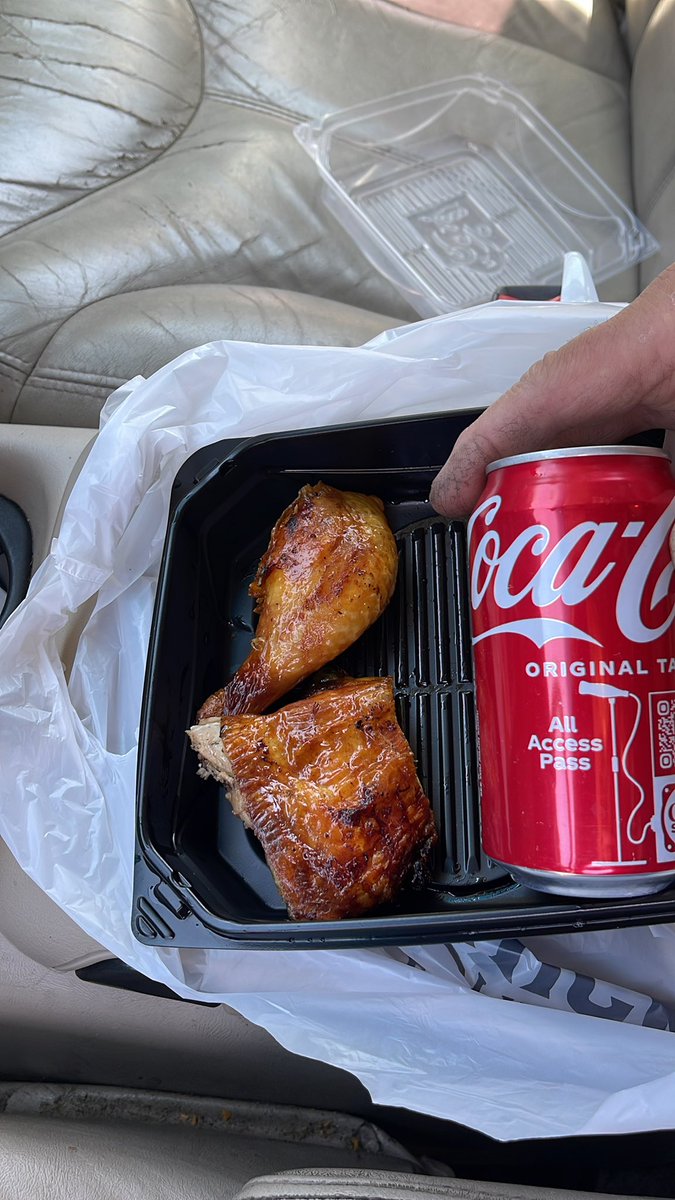 CaliShooterOne's tweet image. Hey what the Heck  @ElPolloLoco seriously these 2 pieces of chicken are smaller than a soda can and it’s 12 dollars with a drink.  What a fucking joke #overpriced #tinychicken #jokes #ripoff #elpolloloco