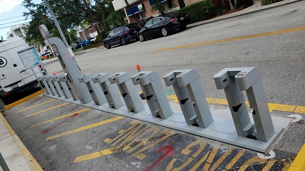 BrowardBcycle's tweet image. Thank you to Josh &amp;amp; Adam for getting the Las Olas &amp;amp; SE 9th Ave b-station installed! The station was moved from Las Olas &amp;amp; SE 10th Terr due to construction. The new location was also increased from 9 docks to 11 docks! #ebikes #southflorida #funinthesun