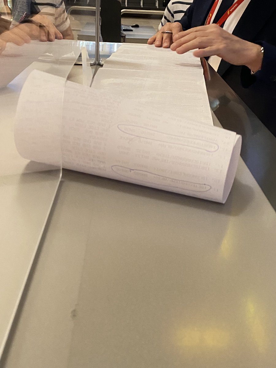 Larga vida al papel. Embarque de <a href="/Iberia/">Iberia</a> en el vuelo a #Asturias pasando lista  después  de 2 horas de retraso…..