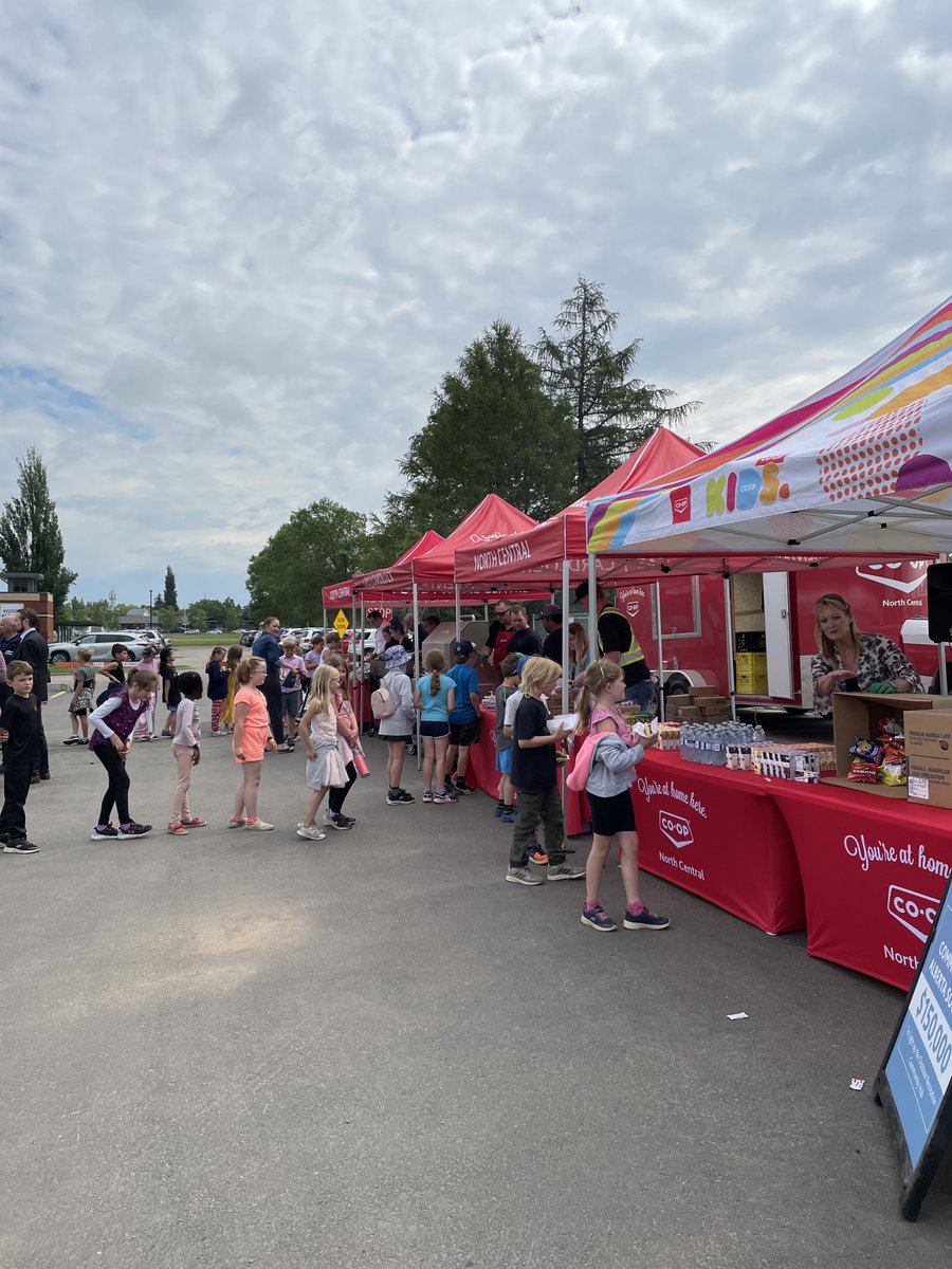 NCCoop_AB's tweet photo. We are donating $150,000 to the Active Communities Alberta Society to fund the Outdoor Recreation &amp; Community Hub in St. Albert! To celebrate the launch of the Community Spaces project, we hosted a barbecue for local schools. #CoopCommunitySpaces https://t.co/lyoiQBT0aD