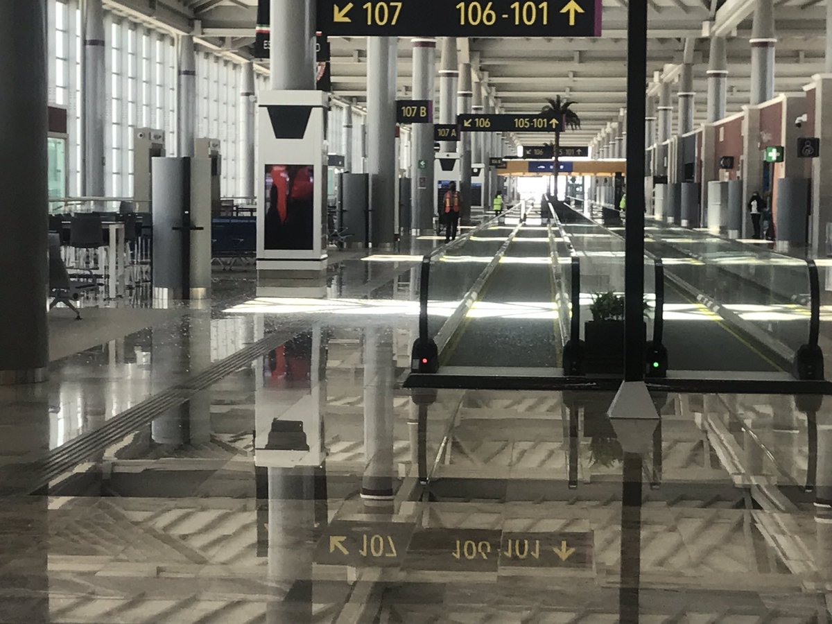 RuidoEnLaRed's tweet photo. ⚠️ATENCIÓN

El #AIFA se cae a pedazos

Reportan que se quebró un vidrio del techo en la sala 107 de salidas nacionales del @aifa_aeropuerto 

Los vidrios quedaron en pasillos y la banda de transporte que tuvo que ser apagada.

📸@PerroDe3patas https://t.co/KIt6hMErNc