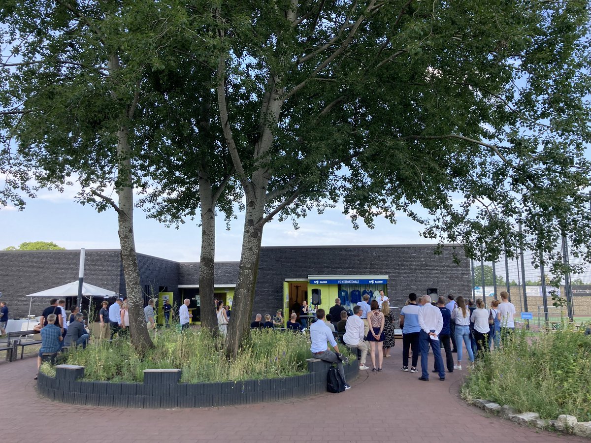BialluchLiu's tweet photo. Heute fand das Sommerfest des Netzwerk Südkreuz e.V in der Inter Arena des FC internationale statt- Unternehmer*innen treffen #Politik und #Gesellschaft- gibt es einen bessere Location? 😉⚽️💪🏽@Oltmann26 @PenkRainer @TobiasDollase #nachhaltigkeit #integrierte #stadtentwicklung https://t.co/yLTNAL26P8