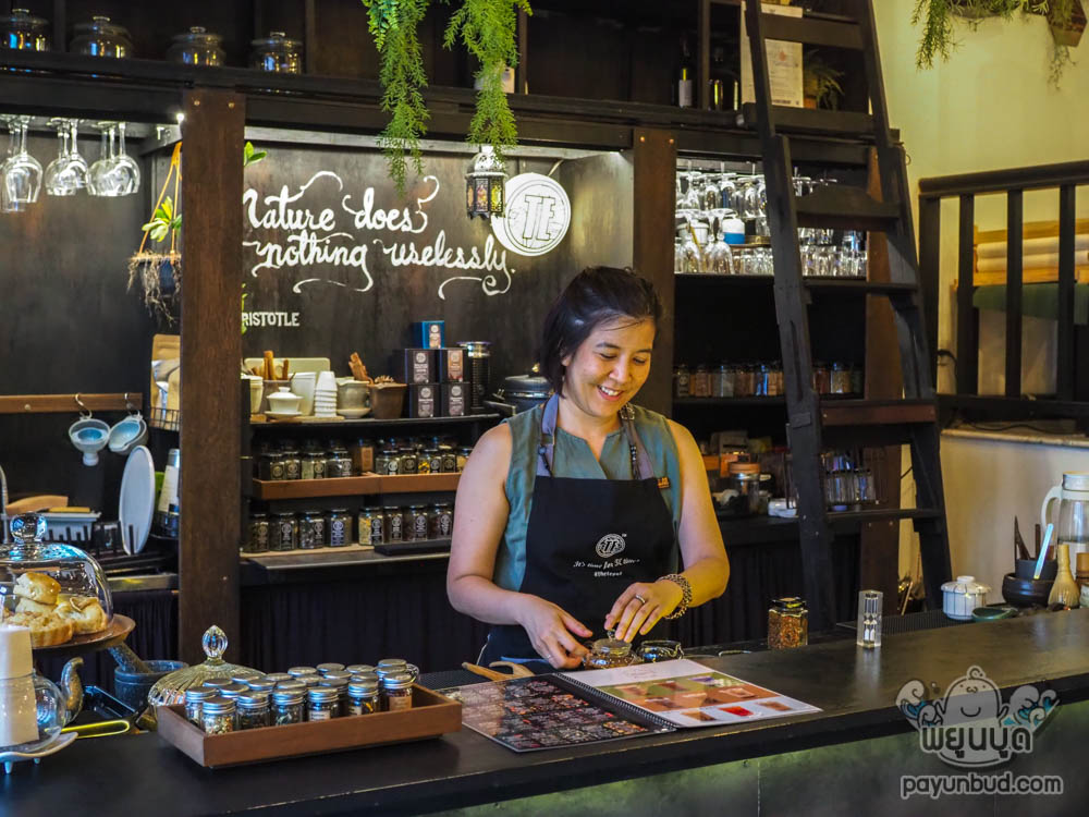 Payunbud's tweet photo. ร้านชาลบหลืบทองหล่อ สายชาธรรมชาติ กลางวันขายชา ทำWorkshop บรรยากาศห้องปรุงยาสมุนไพร แต่ตอนเย็นไป จะเป็นค็อกเทลผสมชาสมุนไพรจ้า  คาแรกเตอร์ชาสมุนไพรออแกนิคจะเบาๆ หอมๆ เน้นของธรรมชาติ เป็นร้านที่สนุกมากเวลาไปก่อกวนพี่ปลา  

te time and space https://t.co/6QnjdAvYEI