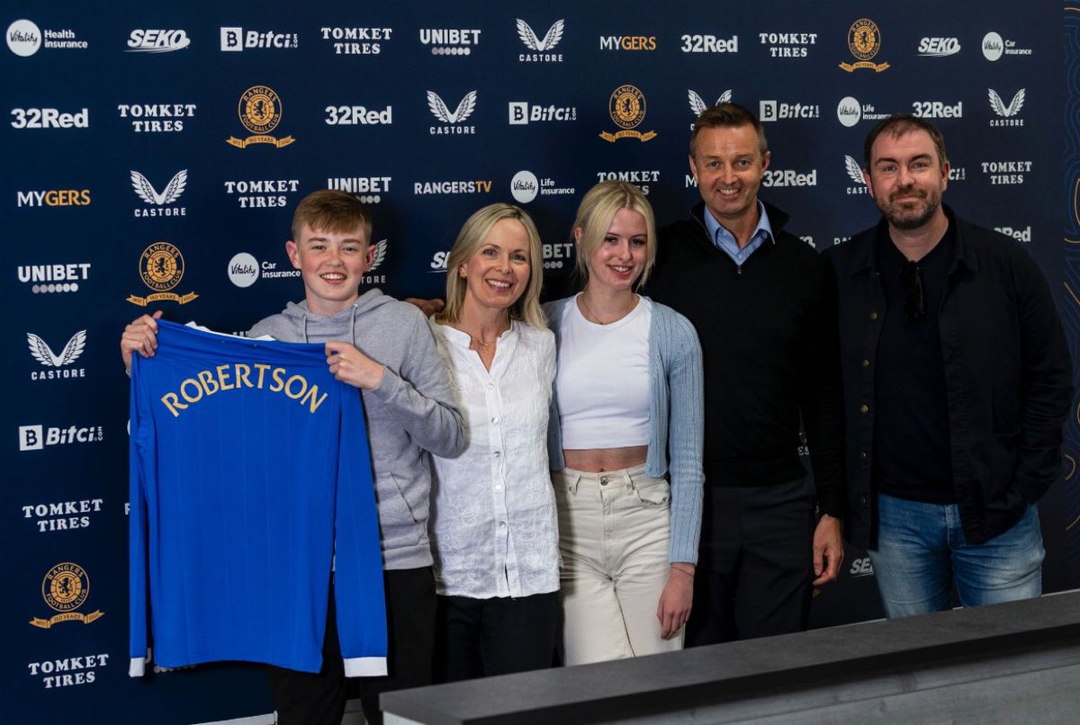 kerrsrobertson's tweet photo. Delighted to have signed my first professional contract, hopefully just the beginning! 💙 https://t.co/OgRHLIOS03