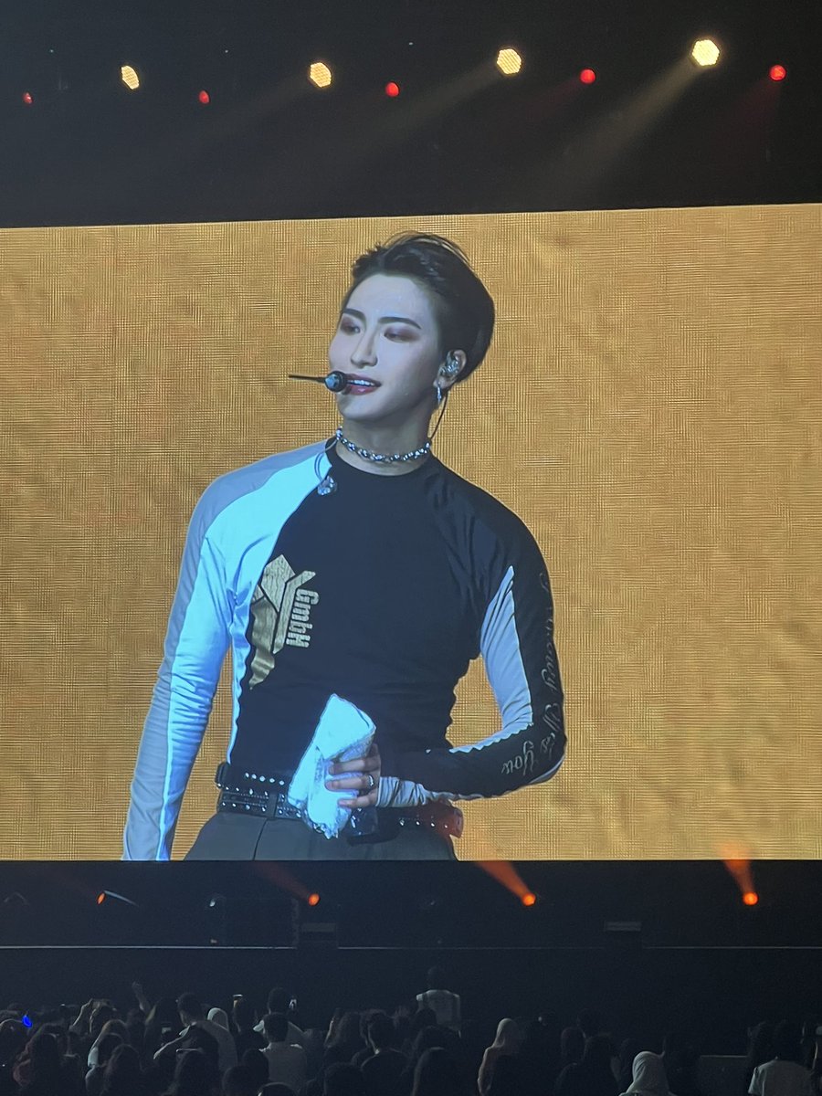 pseonghwapics's tweet photo. SEONGHWA LOOKS SO FINE TODAY https://t.co/xpOXAx2lc7