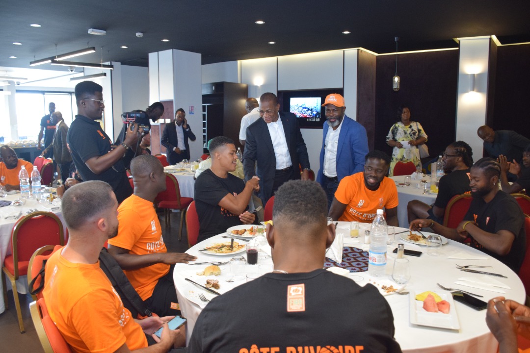 Malick_zen77's tweet photo. Avant leur entrée en lice pour les éliminatoires de la @FIBAWC, l'équipe 🇨🇮 de basket, a échangé hier, avec son Pr d'honneur, le Min @Bruno_N_Kone, qui leur a réaffirmé son soutien et invité les pop à venir les applaudir demain au palais des sports de Treichville, à 19h. https://t.co/ESC0AW6yGT