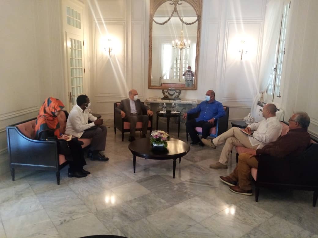 Recibe el Gobernador de La Habana Reinaldo García al Sr Seyd Mohammad Hadi Sobhani, Embajador de Irán en Cuba. Ocasión propicia para hablar de las relaciones entre Teherán y La Habana, para hablar entre amigos que desean estrechar la cooperación.