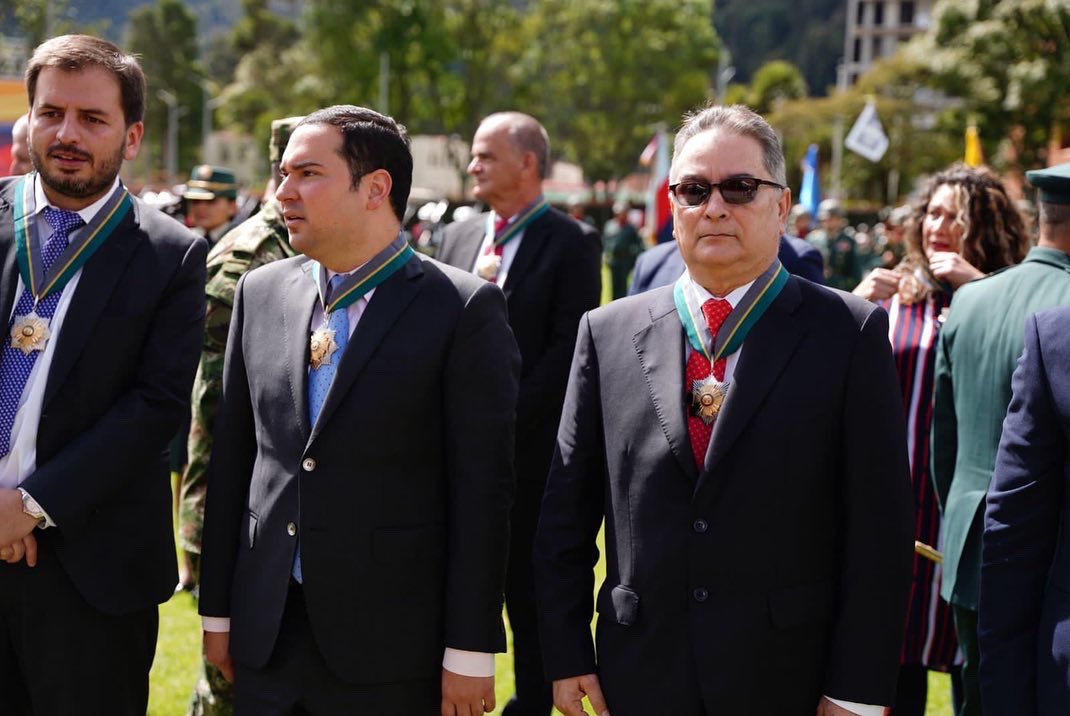 HernandoGuida_'s tweet photo. Con profundo agradecimiento recibí hoy del @mindefensa @Diego_Molano y la Cúpula Militar, la medalla “Ministerio de Defensa Nacional”. Es un honor y un orgullo apoyar la incansable labor de la Fuerza Pública en la defensa de nuestra patria. 👏🏻 https://t.co/wqzQFdP28X