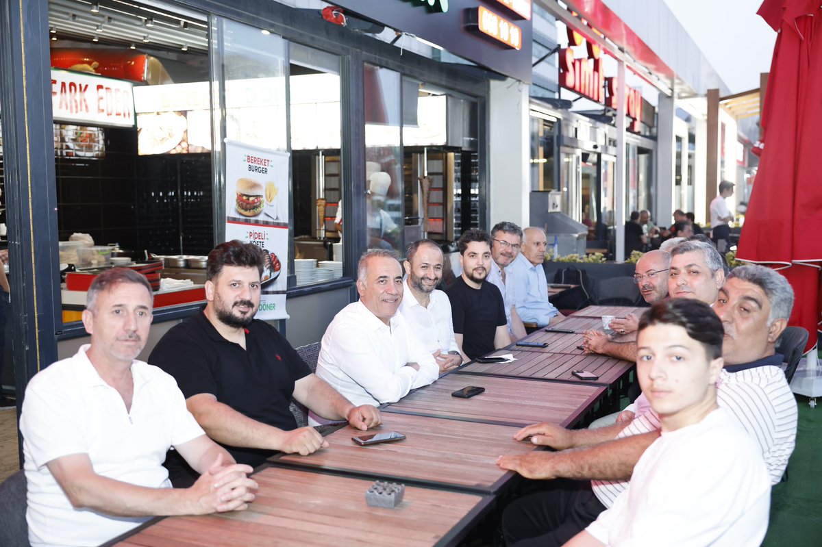 Dostlarla akşam sohbeti :)

📍Simit Sarayı
📍Bereket Döner