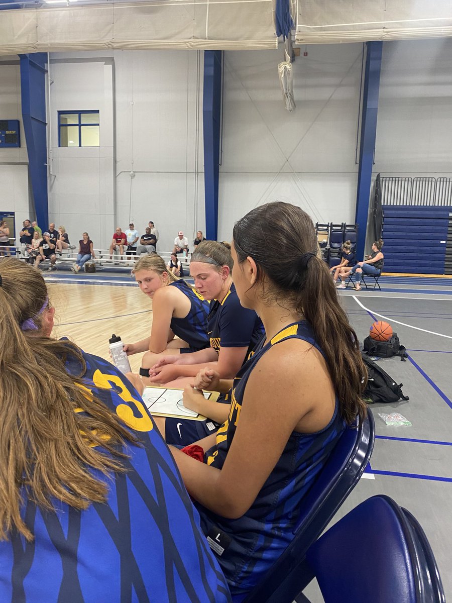 LadyIrishHoops's tweet photo. When the players grab the whiteboard on the bench to talkโฅ๏ธ #PlayerLead https://t.co/GbBVHnsGdZ