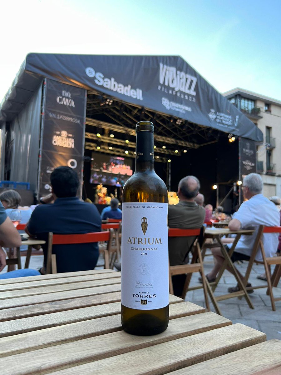 🎷🍷 La prèvia del #Vijazz22 la protagonitza l’Enojazz. Maridatge entre la música en directe de les dues Big Band de l’<a href="/EMMVilafranca/">EMM de Vilafranca del Penedès Maria Dolors Calvet</a> acompanyades de la saxofonista i compositora Eva Fernández, i els vins de la <a href="/familiatorres/">Familia Torres</a>. 

Una fusió entre el jazz i el vi màgica! 🤩