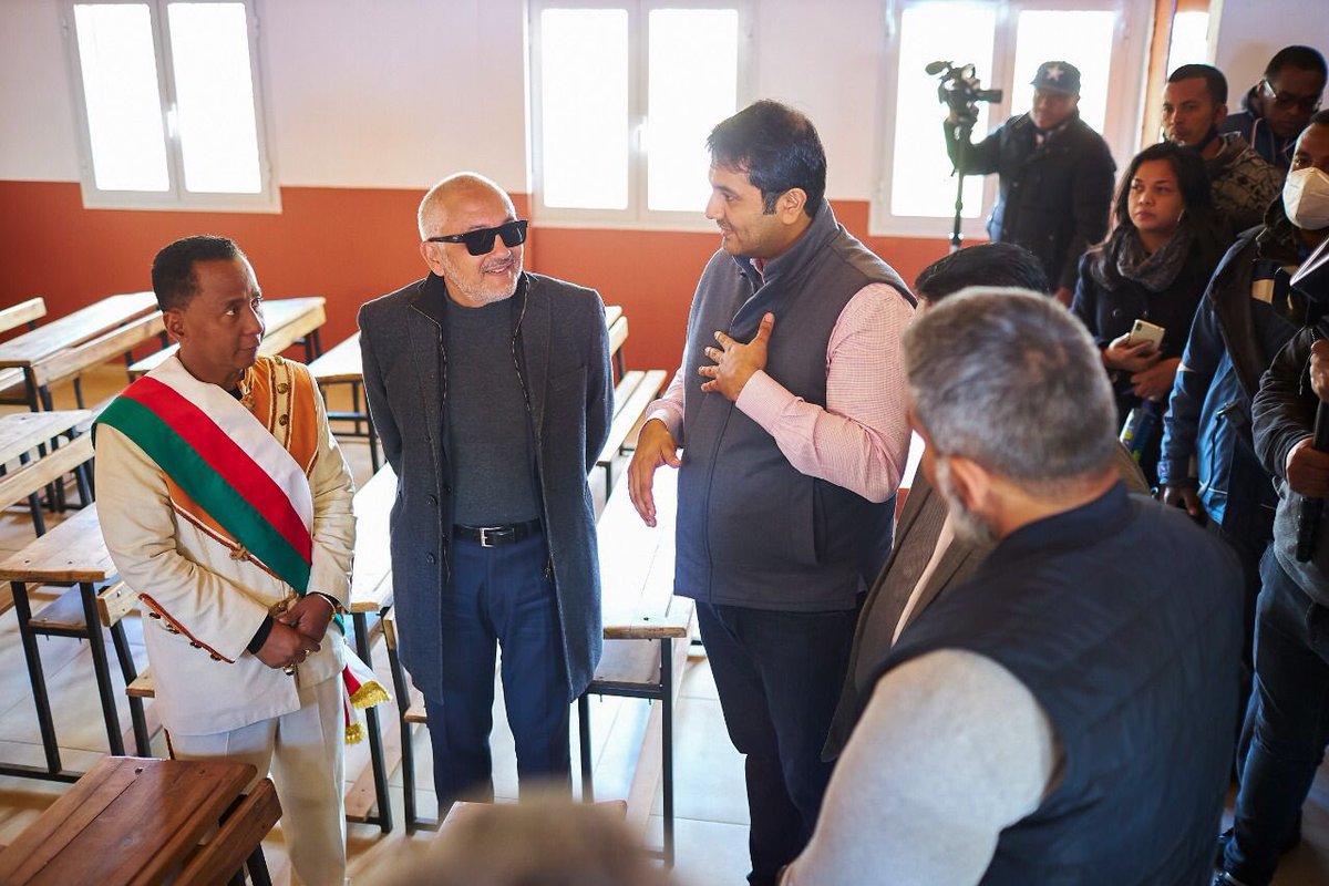 La Fondation VISEO a inauguré ce jeudi 30 juin 2022 les travaux de construction d’un bâtiment contenant deux salles de classes, un réfectoire et deux bureaux administratifs, la clôture de l’école, un logement gardien et la réhabilitation du bloc sanitaire au sein de l’EPP Ivandry